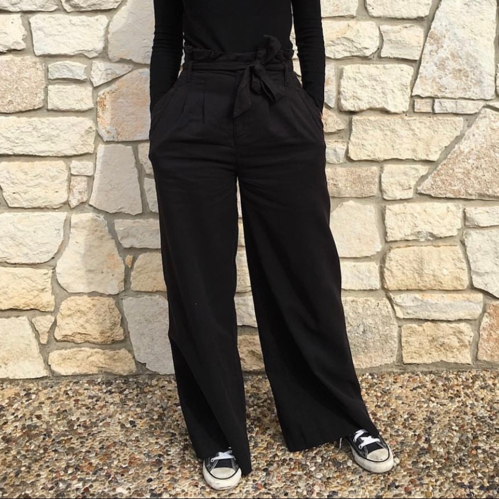 Fun wide leg high waisted black pants. Super comfy! Size 0.